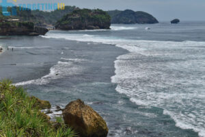 Wisatawan Malam Tahun Baru 2025 Camping di Pantai di Gunungkidul