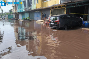 Air Banjir di Cengkareng Berubah jadi Merah Usai Kebakaran Ruko