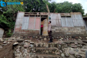 Angin Puting Beliung Terjang Sikka Atap Rumah Terbang Bikin 1 Keluarga Terpaksa Mengungsi ke Tetangga