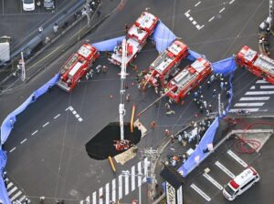penampakan-sinkhole-di-jepang-yang-telan-truk-dan-sopirnya-1_43