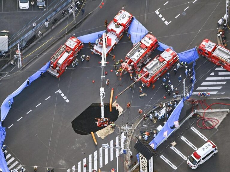penampakan-sinkhole-di-jepang-yang-telan-truk-dan-sopirnya-1_43