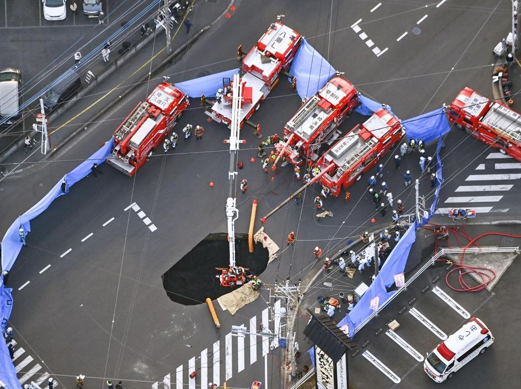 penampakan-sinkhole-di-jepang-yang-telan-truk-dan-sopirnya-1_43
