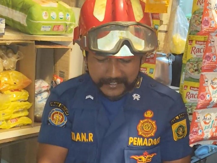 Ular Sanca 1.5 Meter Bikin Panik Pemilik Warung di Bogor, Damkar Evakuasi