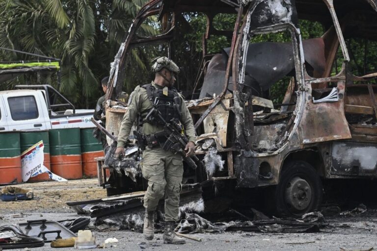 Teror Kolombia Heli Polisi Diserang, Pangkalan Militer Meledak