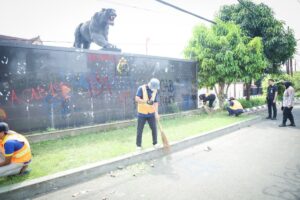 Pasca-ricuh Demo Polres Karawang Benahi Pagar Rusak dan Bersih-bersih