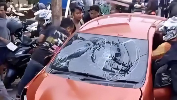 Viral Mobil Diamuk Massa Gegara Kabur Usai Tabrak Sejumlah Pengendara di Bogor